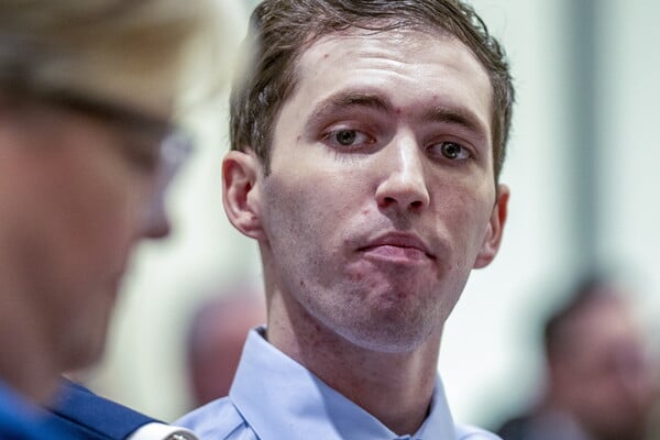 Τσάρλι Κερκ: Ο φερόμενος ως δολοφόνος εμφανίστηκε για πρώτη φορά αυτοπροσώπως στο δικαστήριο