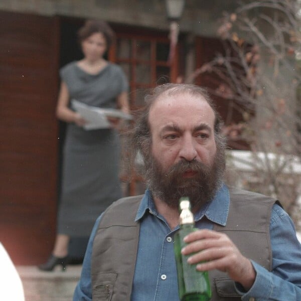 Μια Έντα με άσφαιρο πιστόλι