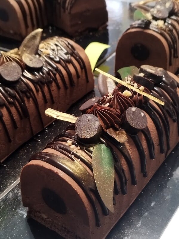 Χριστουγεννιάτικος κορμός, μια γλυκιά ιστορία που συνεχίζεται στα καλύτερα ζαχαροπλαστεία της πόλης