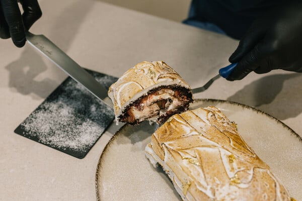 Χριστουγεννιάτικος κορμός, μια γλυκιά ιστορία που συνεχίζεται στα καλύτερα ζαχαροπλαστεία της πόλης