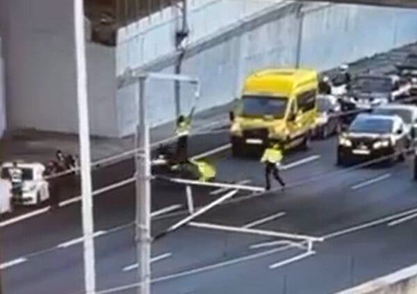 Σοβαρό ατύχημα στην Αττική Οδό - Οδηγός μοτοσικλέτας παρέσυρε τροχονόμο