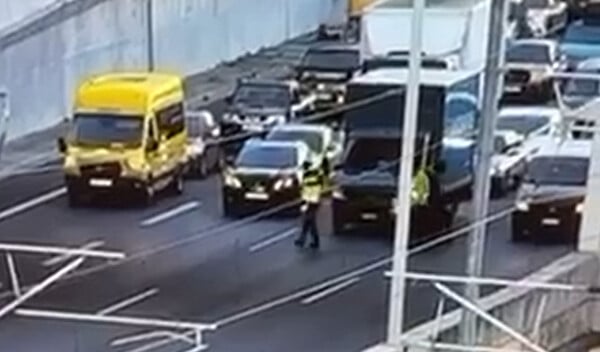 Σοβαρό ατύχημα στην Αττική Οδό - Οδηγός μοτοσικλέτας παρέσυρε τροχονόμο