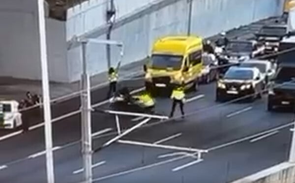 Σοβαρό ατύχημα στην Αττική Οδό - Οδηγός μοτοσικλέτας παρέσυρε τροχονόμο