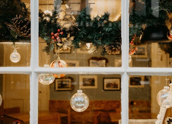 Επιδόματα, συντάξεις και δώρα: Οι ημερομηνίες των πληρωμών πριν τα Χριστούγεννα