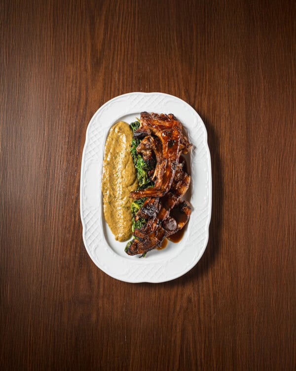 «Mε αρνί στον φούρνο καθημερινή, ξεχνιέμαι, νομίζω πως είναι Κυριακή» 