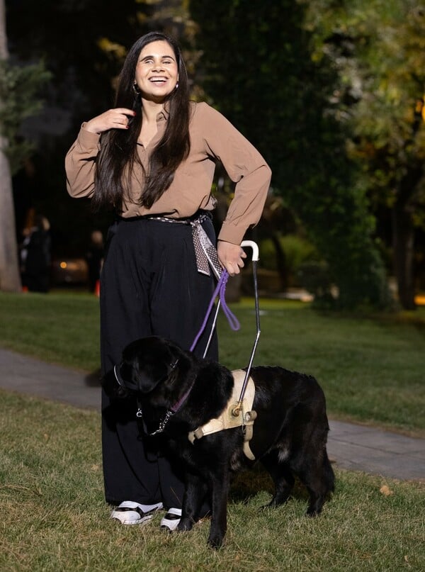 Μια ημέρα με την Έθελ στην MSD: Πώς ένας σκύλος-οδηγός αλλάζει την ζωή στο γραφείο