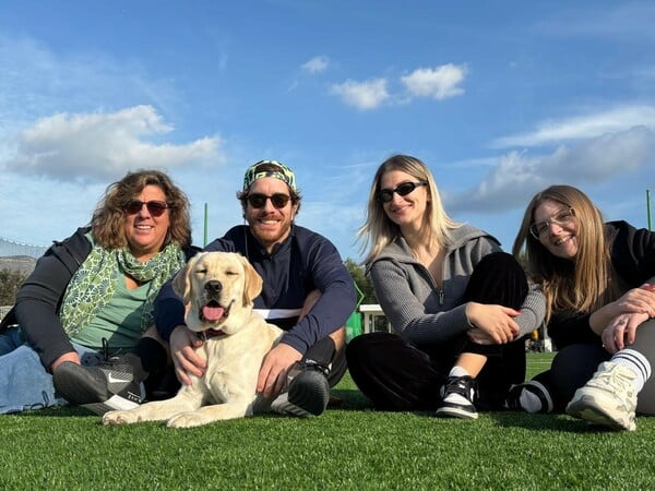 Μια ημέρα με την Έθελ στην MSD: Πώς ένας σκύλος-οδηγός αλλάζει την ζωή στο γραφείο