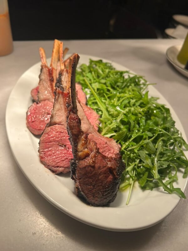 «Mε αρνί στον φούρνο καθημερινή, ξεχνιέμαι, νομίζω πως είναι Κυριακή» 