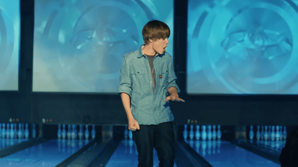 Ο Τζάστιν Μπίμπερ στην αίθουσα μπόουλινγκ όπου γύρισε το videoclip του «Baby» 15 χρόνια μετά