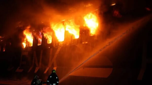 Οδησσός: Μεγάλη φωτιά σε τουρκικό ferry boat μετά από πλήγμα 