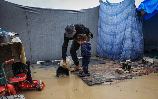 Πλημμύρες και απόγνωση στη Γάζα - Οι κάτοικοι περιμένουν το επόμενο βήμα του ειρηνευτικού σχεδίου