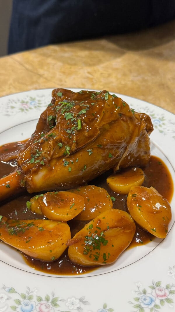 «Mε αρνί στον φούρνο καθημερινή, ξεχνιέμαι, νομίζω πως είναι Κυριακή» 