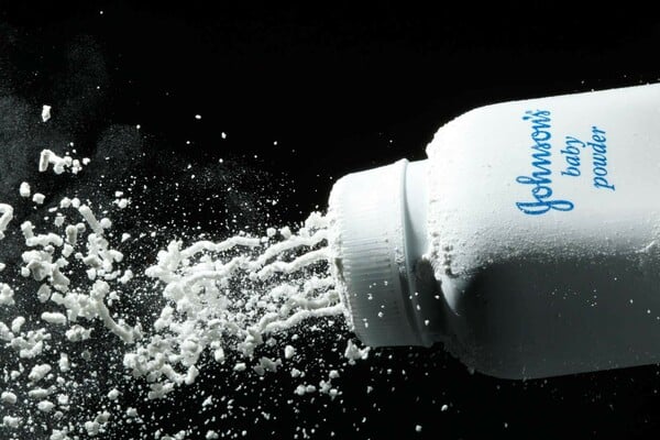 Η Johnson & Johnson καταδικάστηκε να καταβάλει 40 εκατ. δολάρια σε απoζημιώσεις για το καρκινογόνο ταλκ της