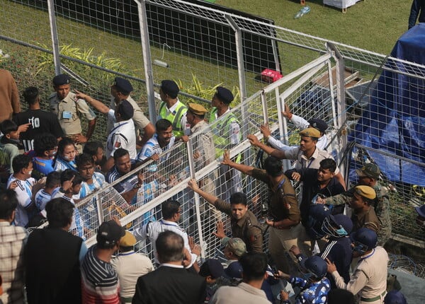 Σπρωξίματα, αμηχανία και χάος: Πώς εξελίχθηκε η εμφάνιση του Μέσι στην Ινδία