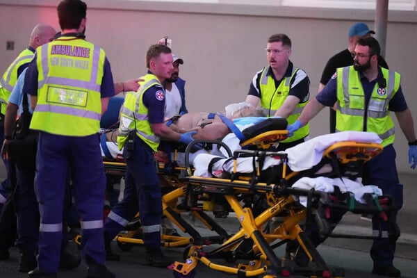 Tρομοκρατική επίθεση στο Σίδνεϊ: Δέκα νεκροί, 18 τραυματίες και δύο συλλήψεις - Βίντεο από την επίθεση