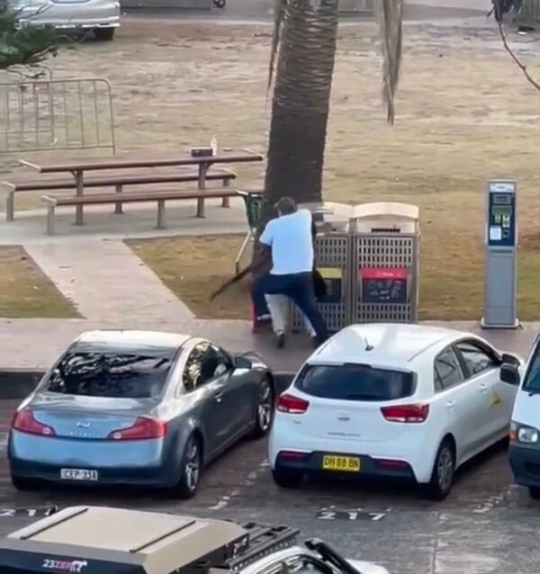 Τρομοκρατική επίθεση στο Σίδνεϊ: Βίντεο δείχνει πολίτη να αφοπλίζει δράστη