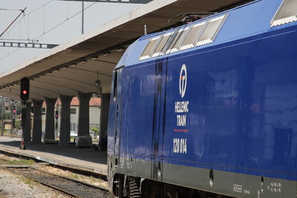 Θεσσαλονίκη: Λεωφορείο πέρασε διάβαση με κατεβασμένες μπάρες ενώ ερχόταν τρένο