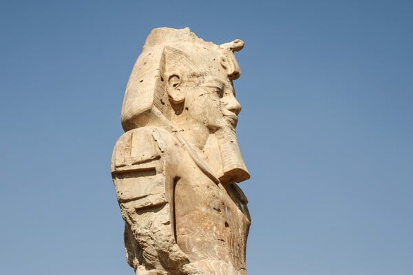 Αίγυπτος: Οι «Κολοσσοί του Μέμνονα» στέκουν και πάλι αγέρωχοι στο Λούξορ 