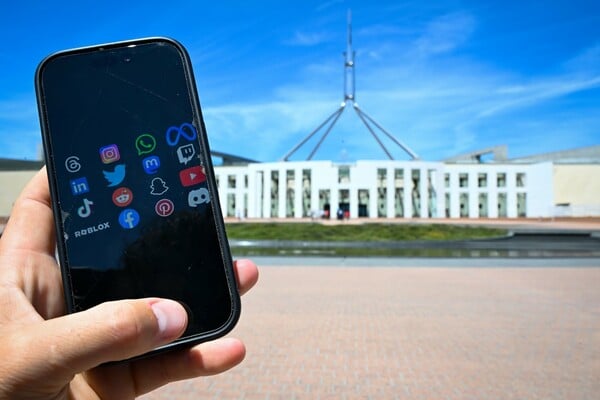 Αυστραλία: Τα social media απαγορεύτηκαν αλλά οι έφηβοι παραμένουν online 