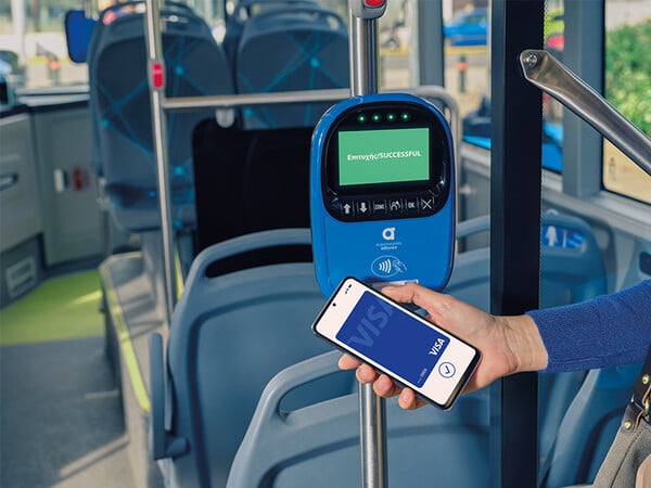 «Έχεις τραπεζική κάρτα; Έχεις εισιτήριο!»: To Tap2ride αλλάζει τις καθημερινές διαδρομές