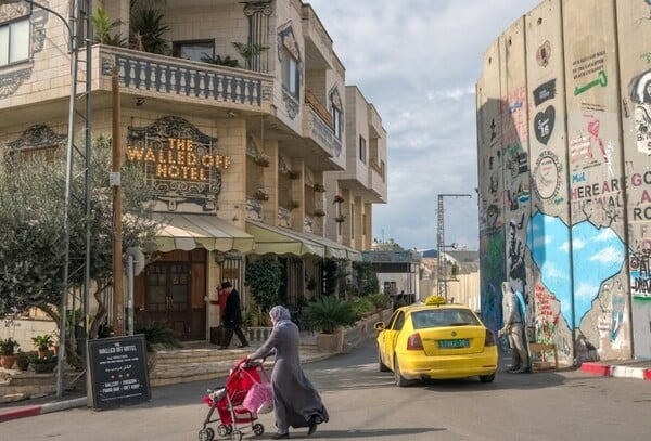 Walled Off Hotel: Το ξενοδοχείο του Banksy στη Βηθλεέμ επαναλειτουργεί με μήνυμα ειρήνης