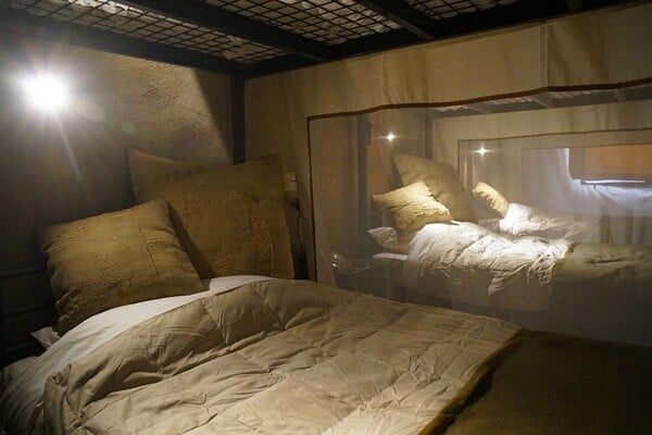 Walled Off Hotel: Το ξενοδοχείο του Banksy στη Βηθλεέμ επαναλειτουργεί με μήνυμα ειρήνης