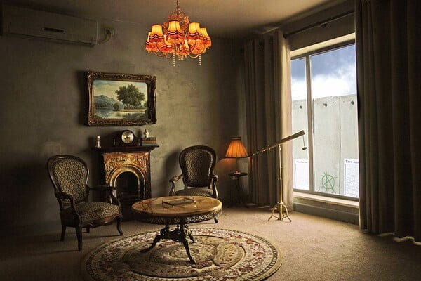 Walled Off Hotel: Το ξενοδοχείο του Banksy στη Βηθλεέμ επαναλειτουργεί με μήνυμα ειρήνης