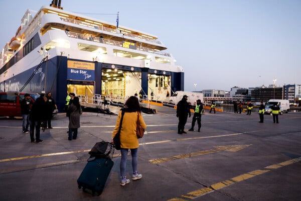 Χριστούγεννα 2025: Εκπτώσεις σε ακτοπλοϊκά και αεροπορικά εισιτήρια για τους αναπληρωτές εκπαιδευτικούς