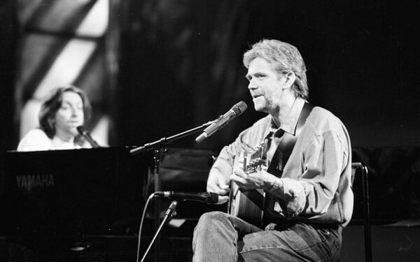 Στο πλευρό του Nemo ο Ιρλανδός νικητής της Eurovision - Επιστρέφει το τρόπαιο λόγω Ισραήλ 