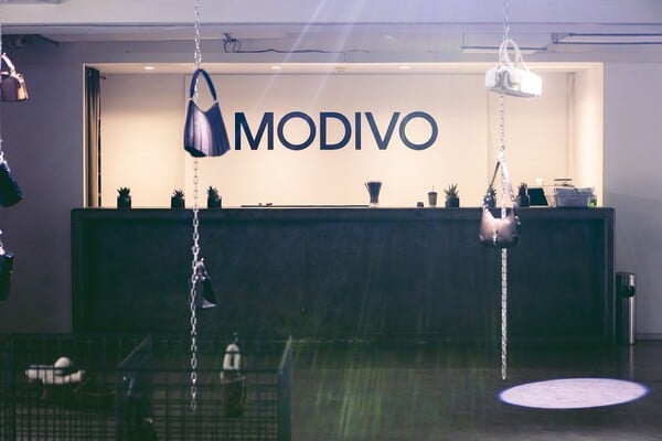 MODIVO & epapoutsia.gr παρουσιάζουν τις χειμερινές συλλογές 2025 μέσα από μια iconic εμπειρία Fashion Art Gallery