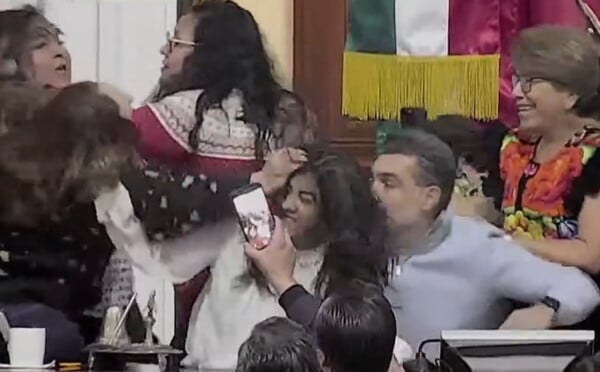 Μεξικό: Πιάστηκαν στα χέρια μέσα στη Βουλή - Σπρωξιές, χαστούκια και τραβήγματα μαλλιών σε live μετάδοση