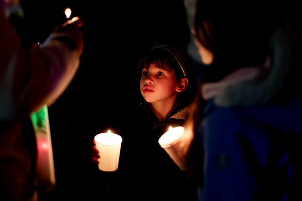 Τρομοκρατική επίθεση στο Σίδνεϊ: Xιλιάδες πολίτες θρηνούν σε αγρυπνίες σε όλη την Αυστραλία