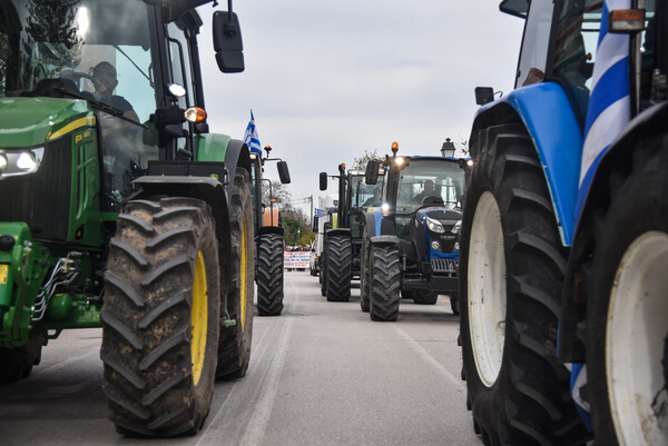 Αγρότες: Παραμένουν για τρίτη εβδομάδα στα μπλόκα - Συνεχίζεται η ένταση για τα μέτρα στο πετρέλαιο