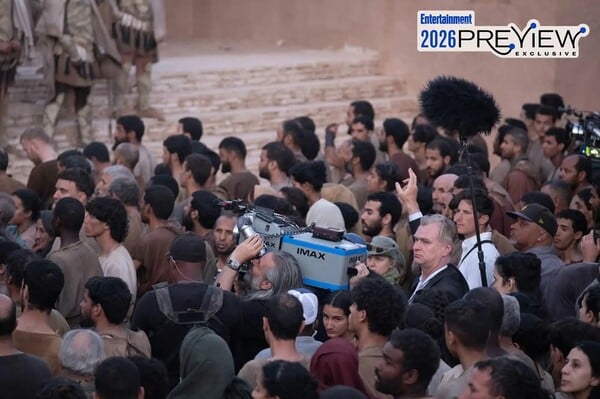 Νέες φωτογραφίες από την «Οδύσσεια» του Νόλαν: Η Αν Χάθαγουεϊ εμφανίζεται ως Πηνελόπη