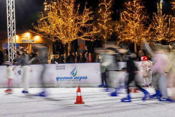 Skate, glow, repeat Με τη στήριξη του Φυσικού Αερίου Ελληνική Εταιρεία Ενέργειας, το Παγοδρόμιο του ΚΠΙΣΝ γίνεται φέτος το πιο φωτεινό και inclusive σημείο του Χριστουγεννιάτικου Κόσμου
