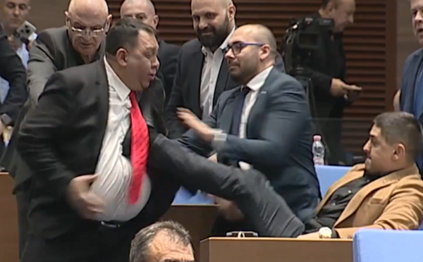 Γροθιές στη Βουλή της Βουλγαρίας λίγες ημέρες πριν από την ένταξη στο ευρώ