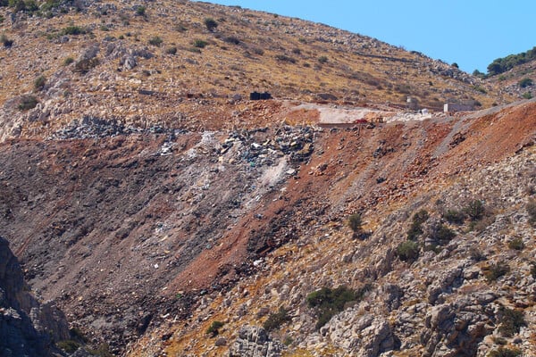 Ύδρα: Μια χωματερή κόντρα στον πολιτισμό και στην ιστορία του νησιού