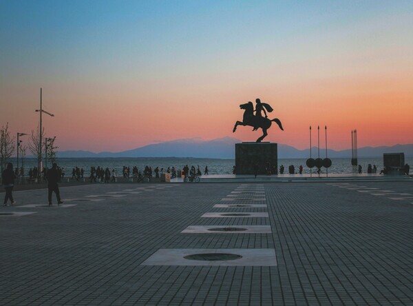 Ο Οδηγός Michelin πάει Σαντορίνη και Θεσσαλονίκη