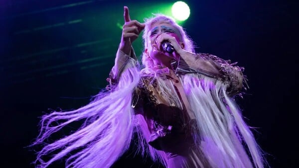 *Ακόμη και το πιο σφοδρό ξυράφι υπήρξε κάποτε λουλούδι/ από τον Πάνο Μιχαήλ