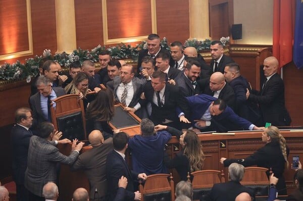 Αλβανία: Επεισόδια στο κοινοβούλιο 