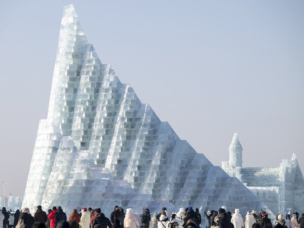 Κίνα: Άνοιξε το μεγαλύτερο θεματικό πάρκο πάγου και χιονιού στον κόσμο