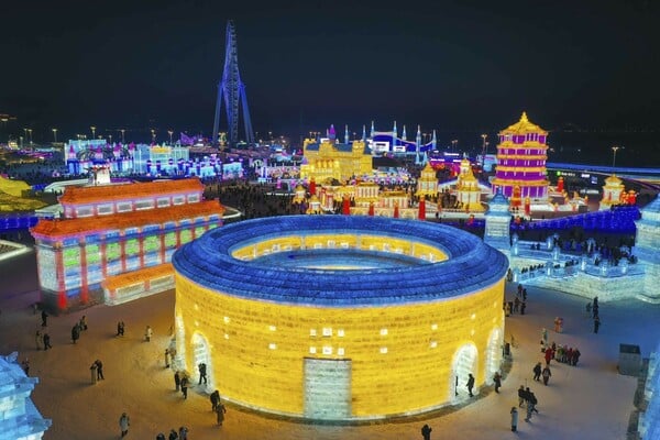 Κίνα: Άνοιξε το μεγαλύτερο θεματικό πάρκο πάγου και χιονιού στον κόσμο