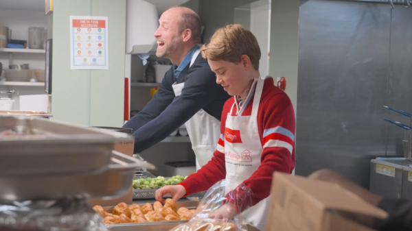 Ο πίγκιπας Ουίλιαμ με τον γιο του Τζορτζ προετοιμάζουν γεύματα για τους άστεγους στο Λονδίνο