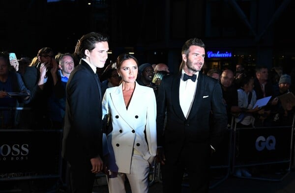 Ντέιβιντ και Βικτόρια Μπέκαμ: «Ο Μπρούκλιν τους έκανε block, είναι συντετριμμένοι», λέει το περιβάλλον τους