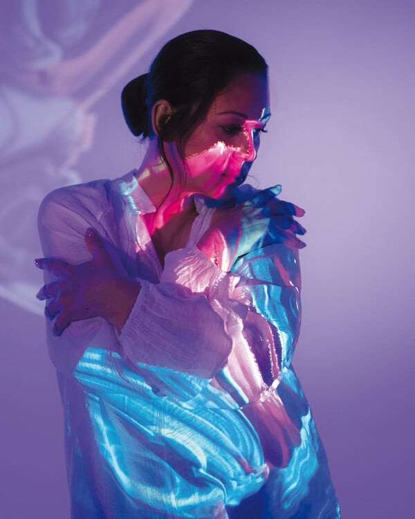 Sacred Voice: Η Διόνη Καρόκη μετατρέπει τον ήχο σε αυτογνωσία