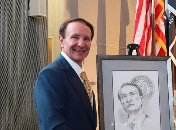 ΓΡΟΙΛΑΝΔΙΑ ΑΠΕΣΤΑΛΜΕΝΟΣ ΤΡΑΜΠ ΛΑΝΤΡΙ