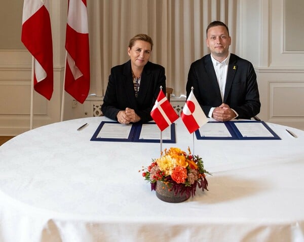 ΓΡΟΙΛΑΝΔΙΑ ΔΑΝΙΑ ΤΡΑΜΠ