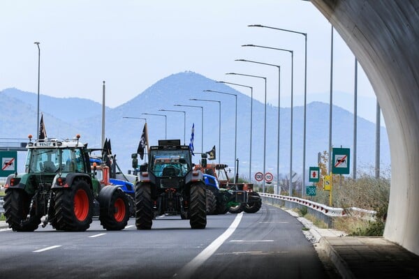 Τα αγροτικά μπλόκα στη χώρα: Η κυκλοφορία στους βασικούς οδικούς άξονες