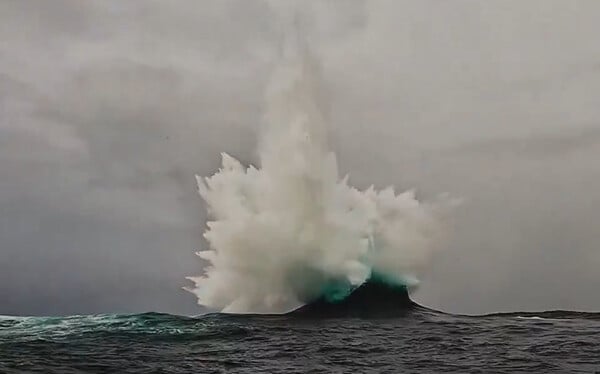 «Pincer attack»: Καταγράφηκε σπάνιο κύμα-δαγκάνα στα νερά της Αυστραλίας