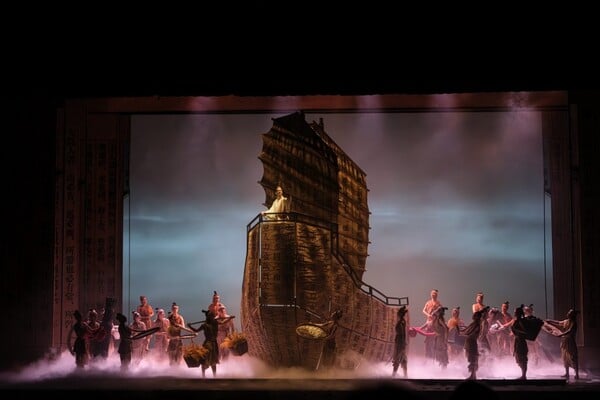 Leo Zhu: «Μου κάνει τρομερά μεγάλη εντύπωση η ανοχή των Ελλήνων απέναντι στη γραφειοκρατία. Το βρίσκω σουρεαλιστικό!»